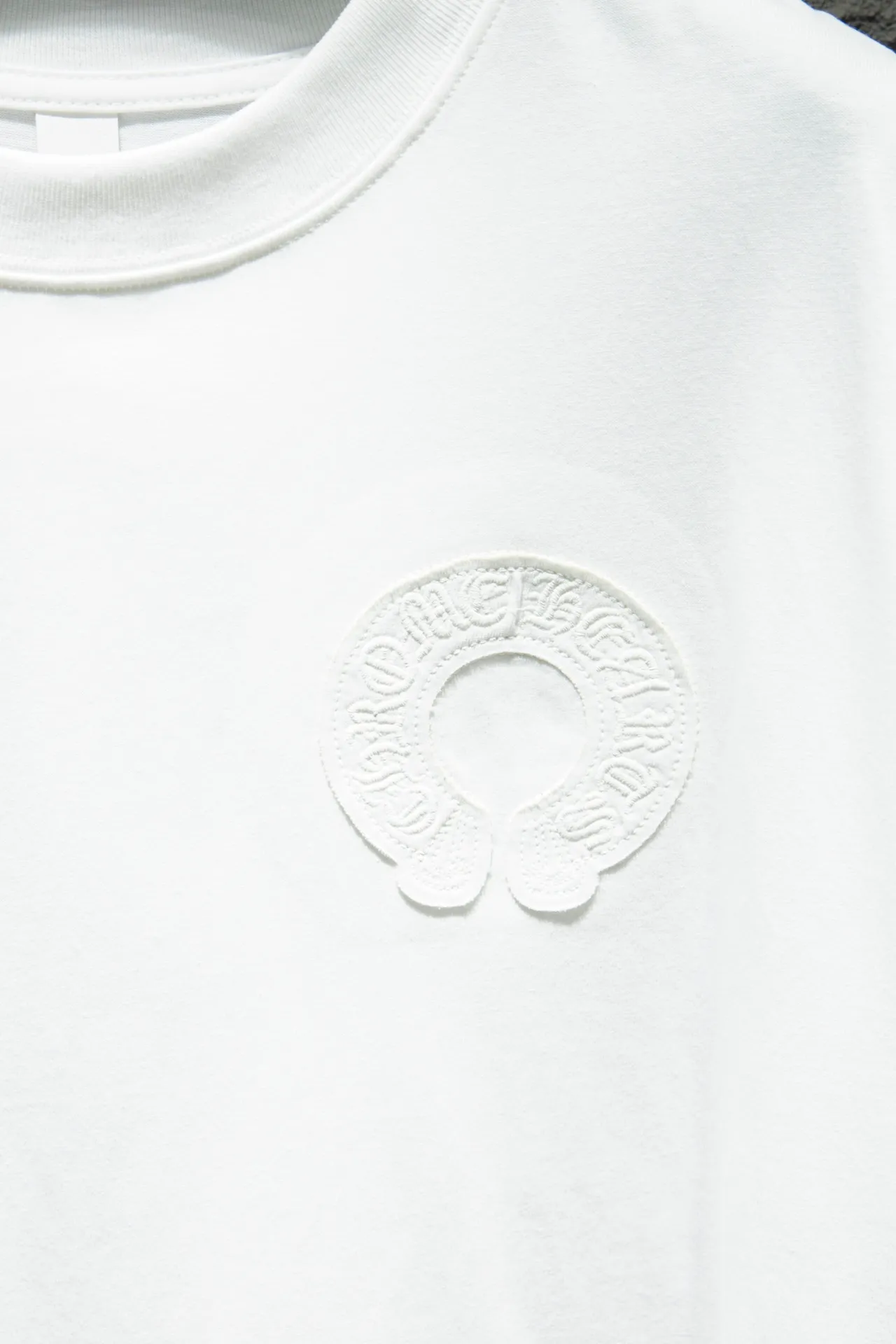 P190 🆕Chrome Hearts os version is really charming and Chrome Hearts is really a must-have. Each season's new version is made to the extreme. It is very practical and can be worn casually. Nice✔️ - ⚠️100% cotton. Made of 32-count double yarn, 260-gram weight fabric and imported knitted carded cotton. The thickness is moderate, drapey and contoured, and the upper body is comfortable! ! It is very tolerant to fat body types and can instantly lose five pounds after wearing it!  Front panel #Back panel Simple elements# Artistic arrangement of English letters. Imported Tajima high-density heavy-duty embroidery technology. The fonts are three-dimensional and full. The letters are embroidered by imported machines after adjusting according to the original details. The thickness is moderate. The hardware is imported hardware accessories. Handmade elements are added to the body, which greatly increases the interest of the clothing; unique visual effects. After special fraying effect treatment, a unique distressed effect is formed. An irregular hem is added to the version. This year, Crow Heart is focusing on the version. In the past two years, the oversize version has become the focus of the trend. It has also been a popular staple in the past two years. The change of designers has made this brand an instant hit. The progressive fashion of the times also needs the blood impact of fresh elements and trendy designs in order to continue its glory! It’s stylish both inside and outside, a must-have for high street travel! An absolute "eye-catching style" that can match couples 💏 Color: washed black, premium gray and white Size: S M L XL